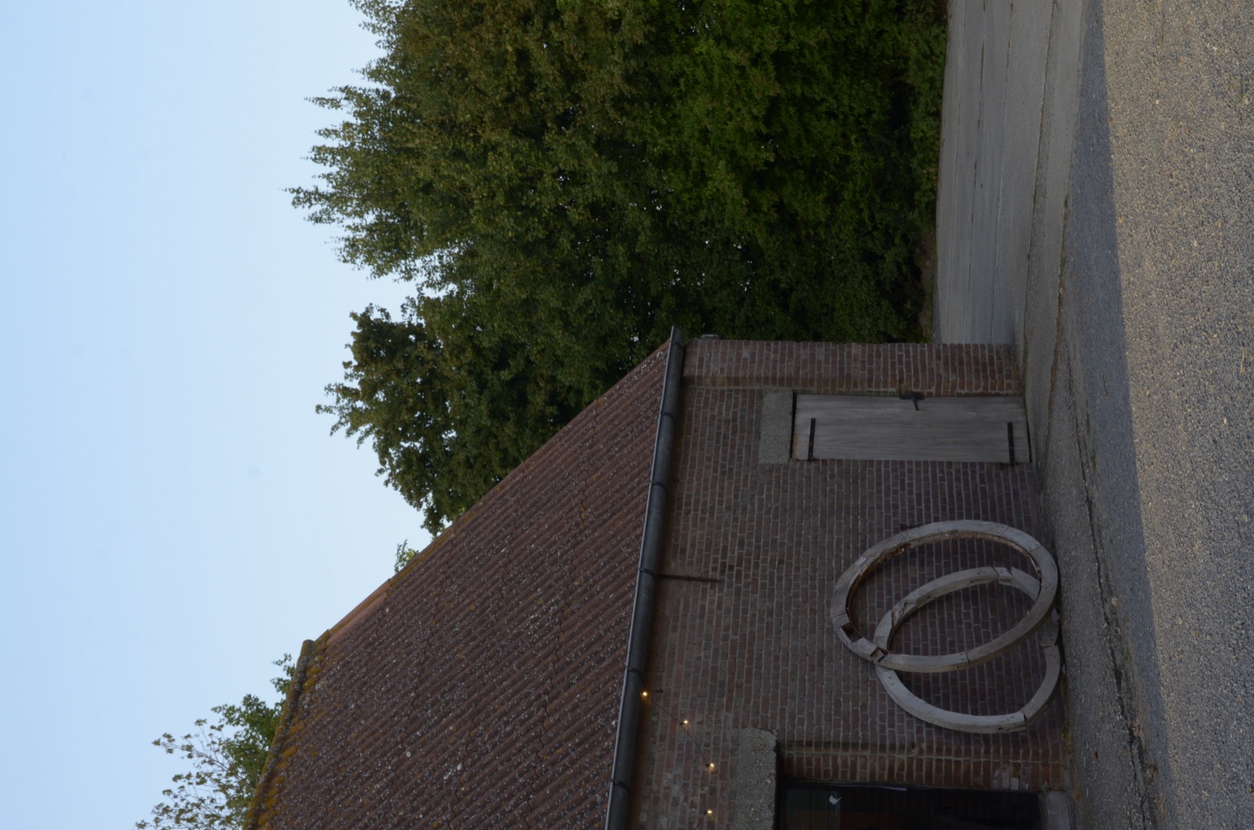 Oude boerderijschuur met wagenwielen