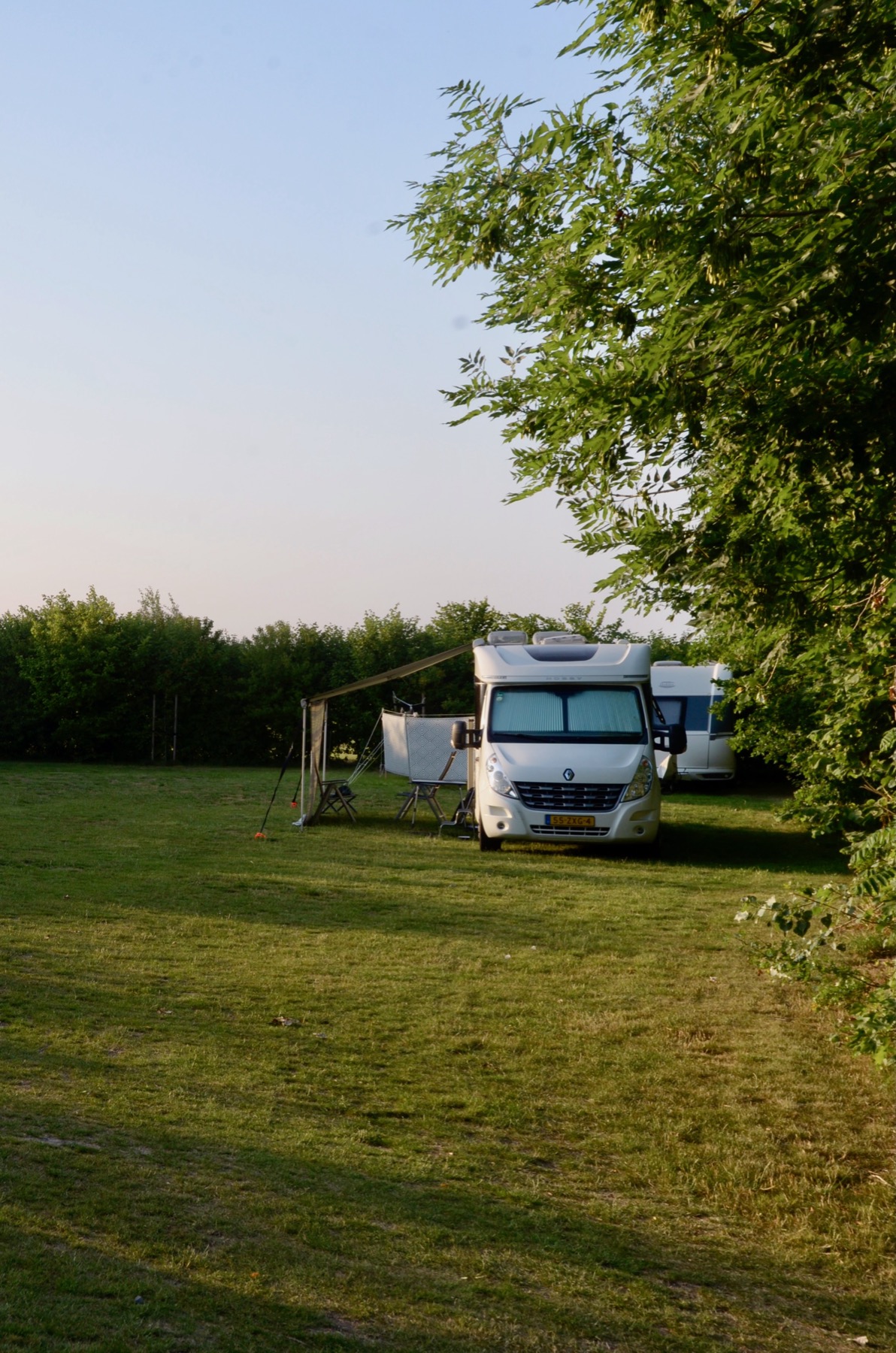 Camper op het ruime kampeerveld
