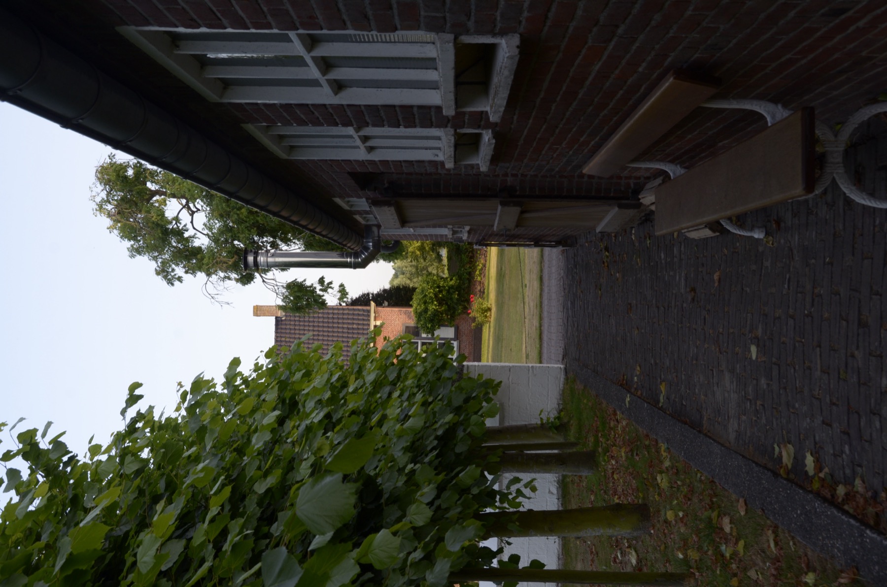 Klinkerpad langs de boerderij
