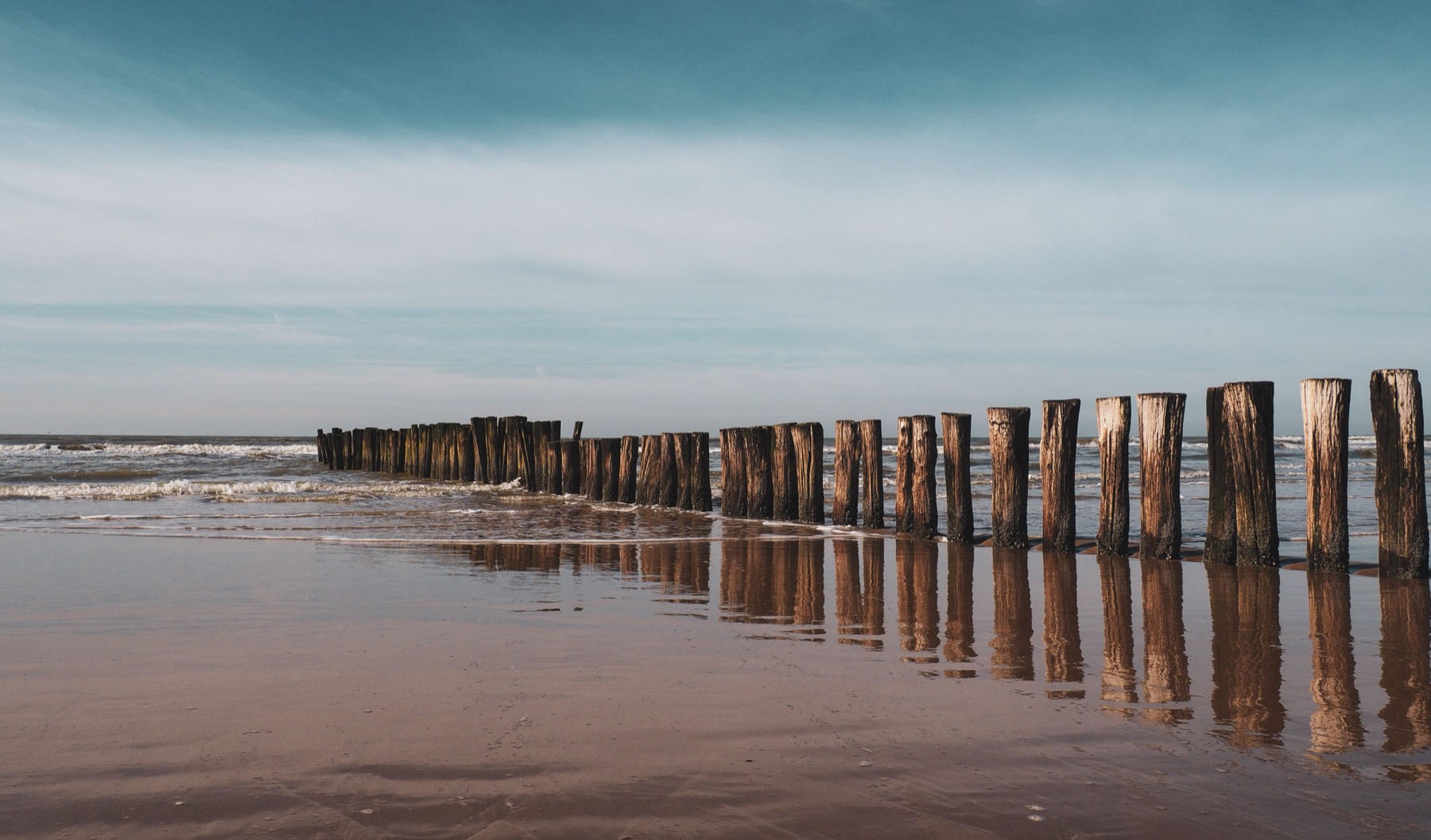 Strand met golfbrekers aan de Zeeuwse kust